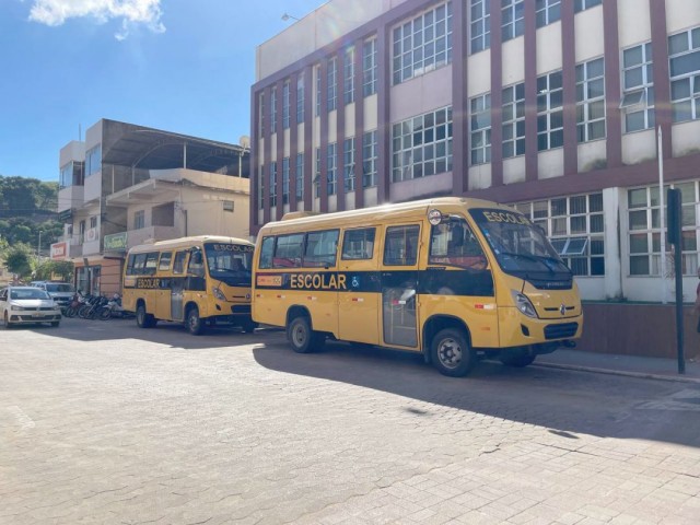 Prefeitura de Ibatiba recebe dois novos ônibus escolares